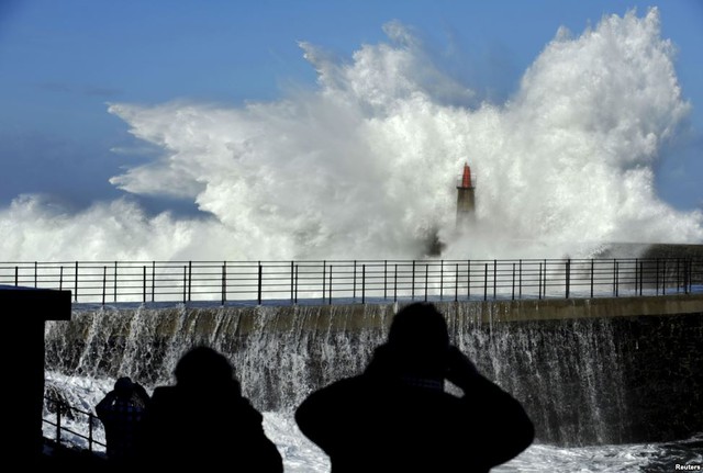 Mọi người chụp ảnh những đợt sóng lớn ập vào bờ biển Viavelez ở Asturias, Tây Ban Nha.