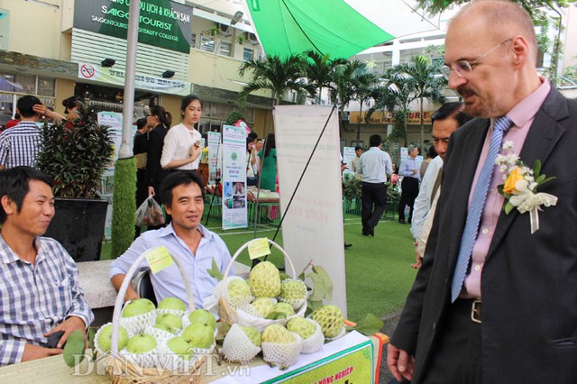 Một số du khách nước ngoài cũng tỏ ra thích thú với trái na “khủng”.