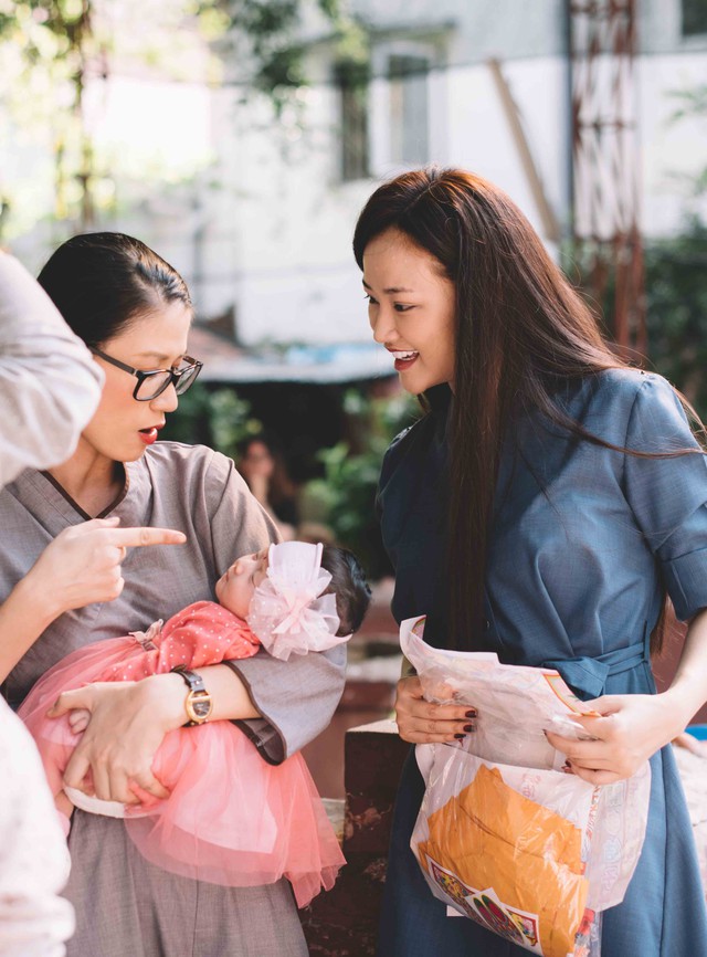 Trang Trần cũng đưa cô con gái đầu lòng của mình đến đây để vãn cảnh chùa và cầu mong những điều tốt đẹp nhất đến với bé.