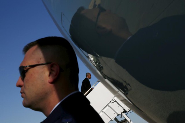 Nhân viên mật vụ bảo vệ Tổng thống Mỹ Barack Obama khi ông lên chiếc chuyên cơ Air Force One tại căn cứ không quân Andrews ở Maryland.