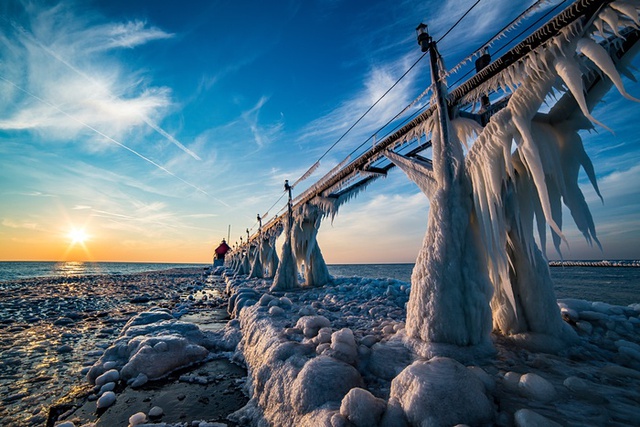 Cầu tàu Grand Haven phủ đẩy băng tuyết khi trận bão tuyết Jonas quét qua bang Michigan, Mỹ.