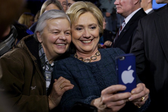 Bà Hillary Clinton chụp ảnh “tự sướng” với một người ủng hộ trong cuộc vận động tranh cử Tổng thống Mỹ ở thành phố Decorah, bang Iowa.