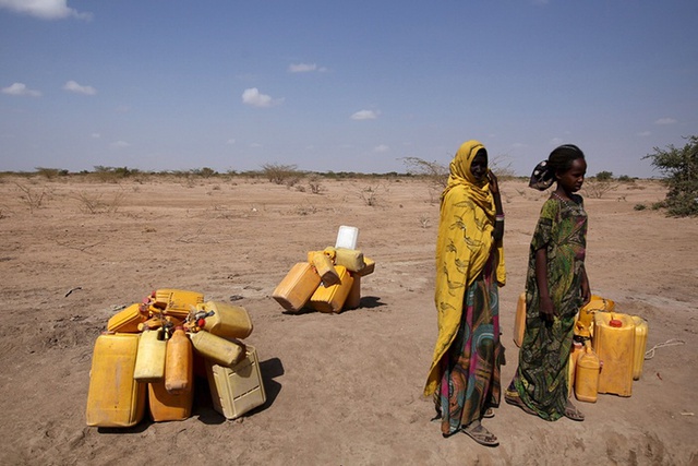 Những người phụ nữ đứng chờ để lấy nước tại một khu vực bị hạn hán nặng ở Ethiopia.