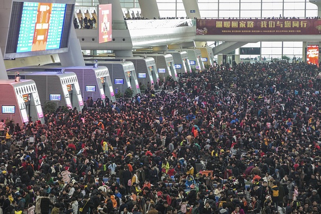 Hành khách chen chúc chờ đợi khi những chuyến tàu bị gián đoạn do tuyết tại một nhà ga xe lửa ở Chiết Giang, Trung Quốc ngay trước kỳ nghỉ Tết Nguyên Đán.