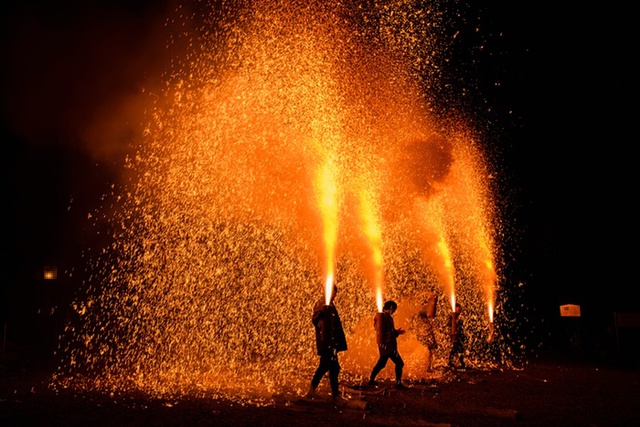 Mọi người bắn pháo trong lễ hội Tezutsu Hanabi tại ngôi đền Inaba ở Gifu, Nhật Bản.