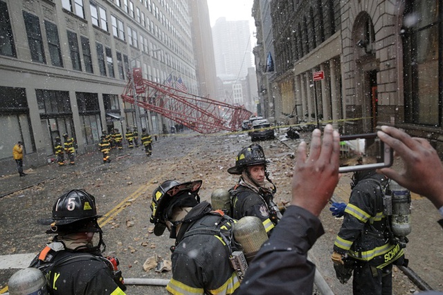 Các nhân viên cứu hộ làm việc tại hiện trường cần cẩu khổng lồ bị sập ở thành phố New York, Mỹ.
