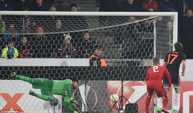 
Thủ môn Sergio Romero có nhiều pha cứu thua xuất thần cho Man United trong hiệp 1.
