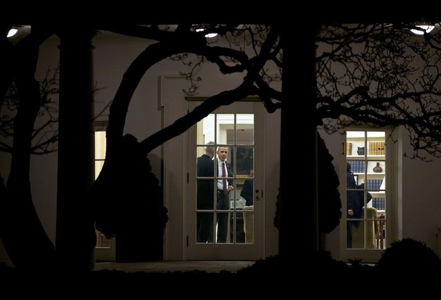 Tổng thống Barack Obama nói chuyện với các trợ lý trong văn phòng Bầu dục của Nhà Trắng ở thành phố Washington.