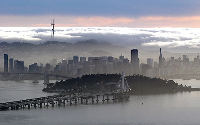 Sương sớm bao phủ thành phố San Francisco ở bang California, Mỹ.