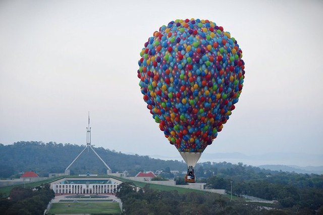 Khinh khí cầu nhiều màu sắc bay gần tòa nhà quốc hội tại thành phố Canberra, Australia.