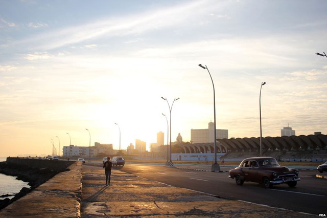 Khung cảnh bình minh tại bờ biển ở thành phố Havana, Cuba.