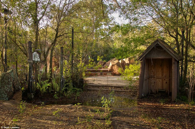 
Năm nay là tròn 40 năm ngày mở cửa River Country. 
