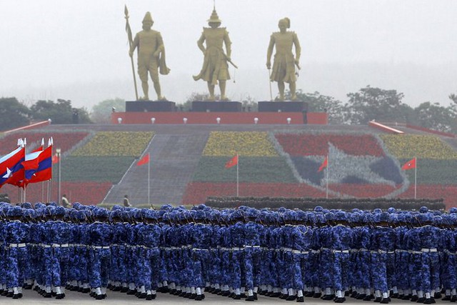 Các binh sĩ tham gia lễ diễu binh chào mừng ngày thành lập Lực lượng vũ trang Mayanmar tại thành phố Naypyitaw.