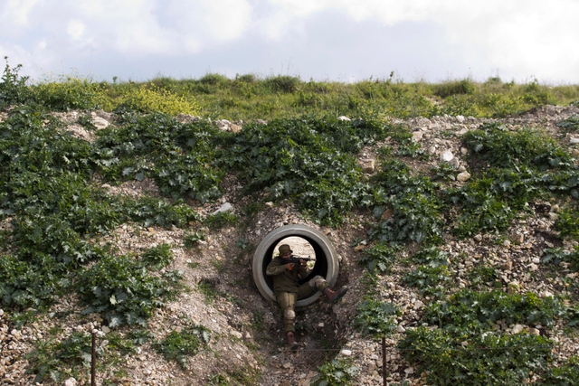 Binh sĩ tham gia một cuộc tập trận quân sự gần thành phố Regavim, Israel.