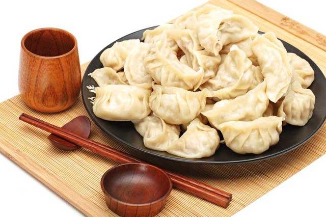 
Jiaozi (há cảo): Đây là món ăn truyền thống không thể thiếu trong năm mới. Nó được cho là mang lại sự giàu có, thường ăn vào đêm giao thừa. Ai ăn được chiếc bánh có đồng xu bên trong sẽ may mắn giàu, có cả năm.
