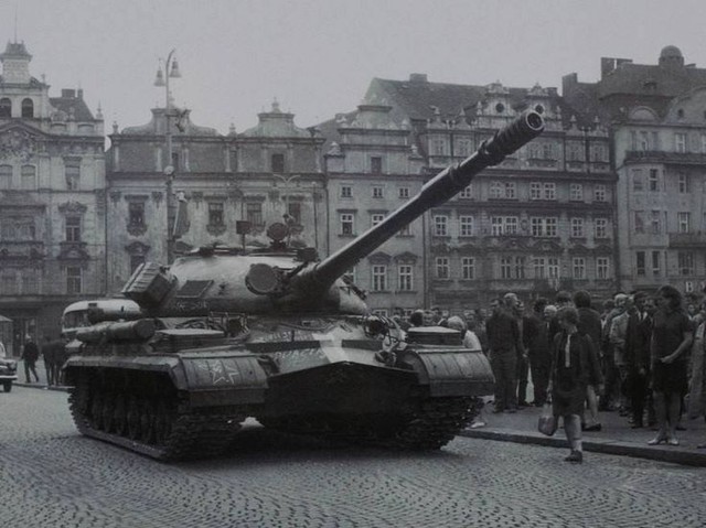 
Xe tăng Liên Xô và đồng mình tràn ngập các thành phố của Tiệp Khắc chỉ sau 1 đêm.
