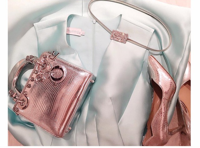 
Chiếc túi thuộc nhãn hiệu Dior trị giá khoảng 100 triệu đồng cũng mới gia nhập bộ sưu tập đồ hiệu của Midu.
