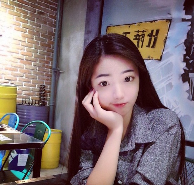 Dù được mọi người gọi là hotgirl nhưng cô nàng không bao giờ kênh kiệu mà trái lại dễ gần, thân thiện.