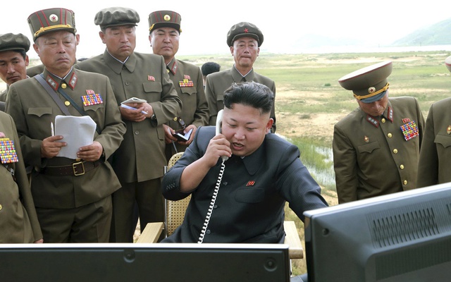 
Nhà lãnh đạo Triều Tiên Kim Jung Un chỉ đạo vụ phóng thử tên lửa tại một địa điểm không xác định.
