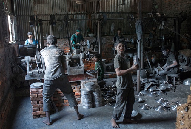 Trẻ em làm việc trong một nhà máy sản xuất đồ nhôm ở thành phố Dhaka, Bangladesh.