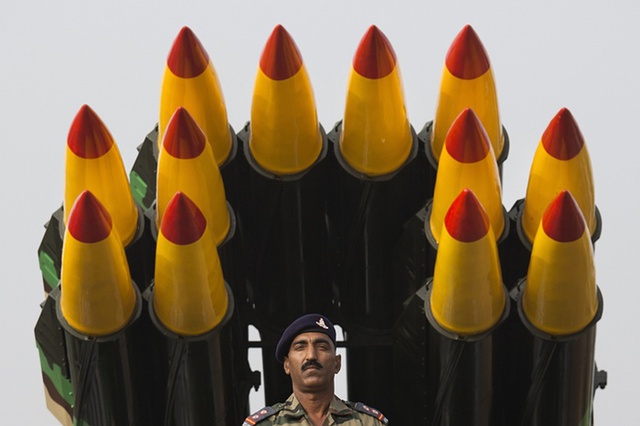 Một người lính Ấn Độ đứng dưới bệ phóng tên lửa trong buổi diễn tập chuẩn bị cho lễ diễu hành vào ngày quốc khánh 26/1 tại New Delhi.
