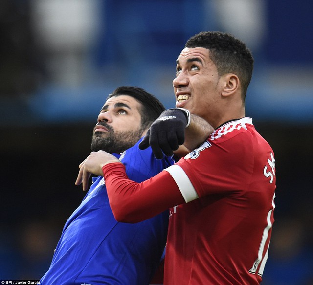 
Trận này Smalling theo kèm Diego Costa rất sát.
