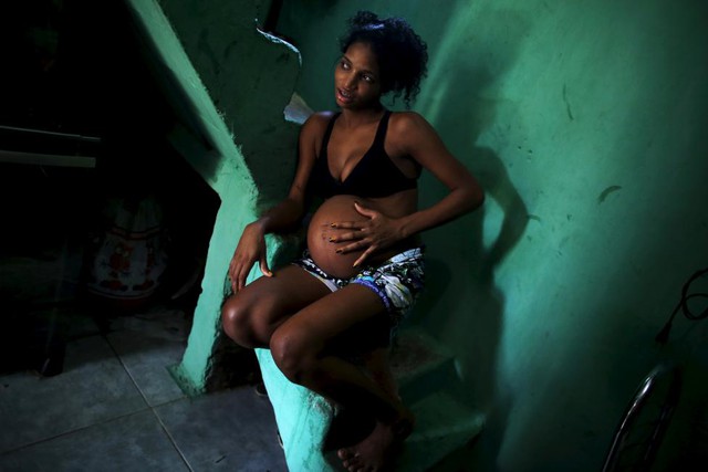 Người phụ nữ mang thai 5 tháng ngôi trên cầu thang trong một ngôi nhà tại khu ổ chuột ở Recife, Brazil.
