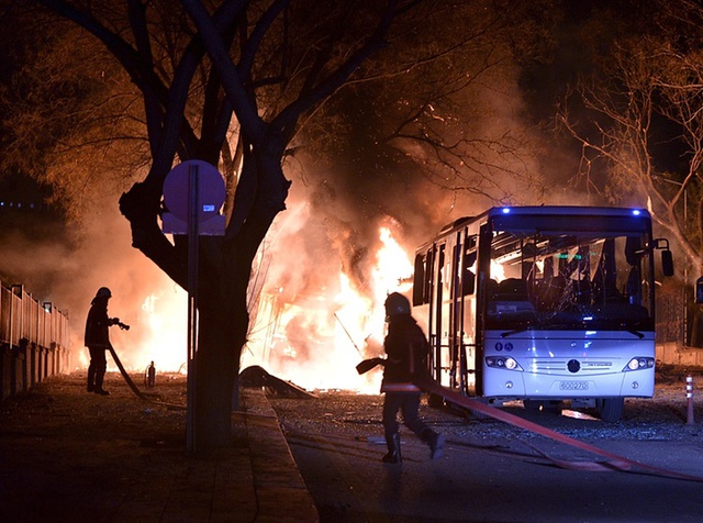Các nhân viên cứu hỏa dập tắt ngọn lửa sau khi quả bom xe phát nổ tại thành phố Ankara ở Thổ Nhĩ Kỳ, khiến ít nhất 28 người thiệt mạng và 61 người bị thương.