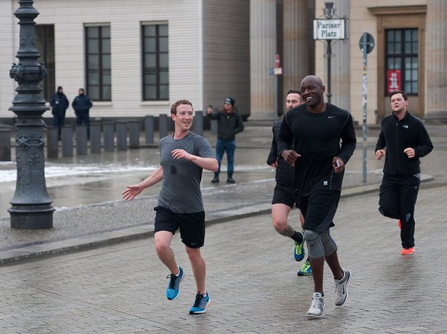 Người sáng lập Facebook Mark Zuckerberg chạy thể dục cùng các vệ sĩ của mình ở thành phố Berlin, Đức.