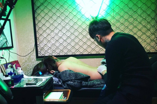 
Bùi Tùng - chàng thợ xăm 9x đang làm việc tại Hà Nội cũng từng trải qua cảm giác nóng mặt khi thực hiện các hình xăm trên người các bạn nữ.
