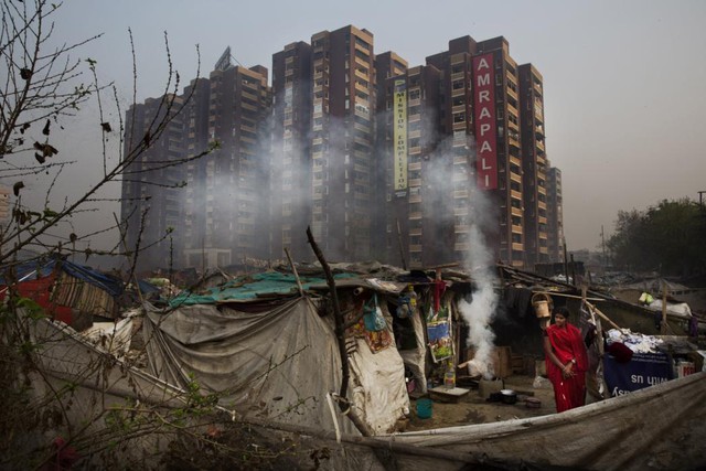 Một khu ổ chuột ở ngoại ô New Delhi, Ấn Độ.