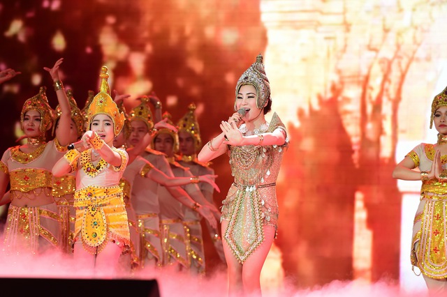 Với diễn biến của đêm thi thứ 8, Hương Tràm và “cô bé tóc mây” Hồng Minh mở màn đêm thi và khoe giọng ca “khủng” qua nhạc phẩm “Mưa bay tháp cổ”.
