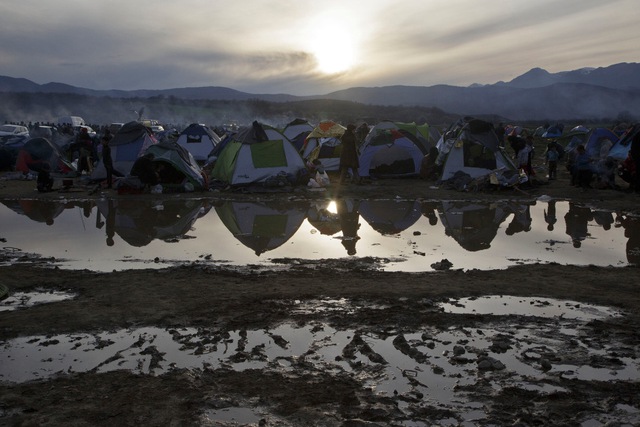 
Người di cư nghỉ ngơi trong những túp lều trên cánh đồng ngập lụt gần thị trấn Idomeni, Hi Lạp.
