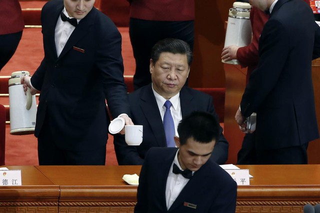 Lễ tân phục vụ trà cho Chủ tịch Trung Quốc Tập Cận Bình trong phiên họp quốc hội tại Bắc Kinh.