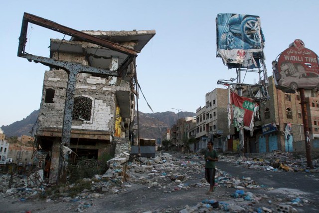 
Người đàn ông đi qua tòa nhà bị phá hủy bởi chiến tranh tại thành phố Taiz, Yemen.
