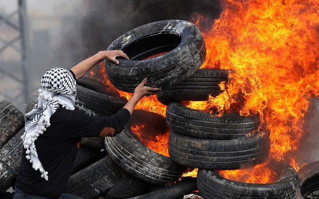 Người biểu tình Palestine đụng độ với lực lượng an ninh Israel ở Nablus, Bờ Tây.