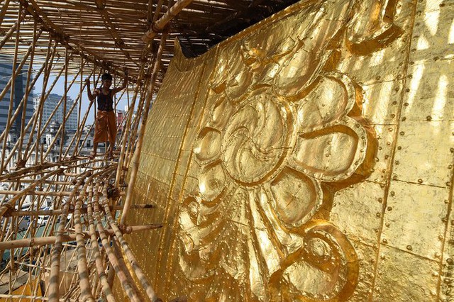 
Công nhân đang trùng tu và dát vàng cho ngôi chùa Sule ở thành phố Yangon, Myanmar.
