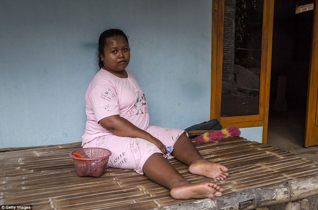 
Gia đình của cô gái 19 tuổi Dwi Sarnawati chỉ kiếm được 30 đến 50 đô mỗi tháng.
