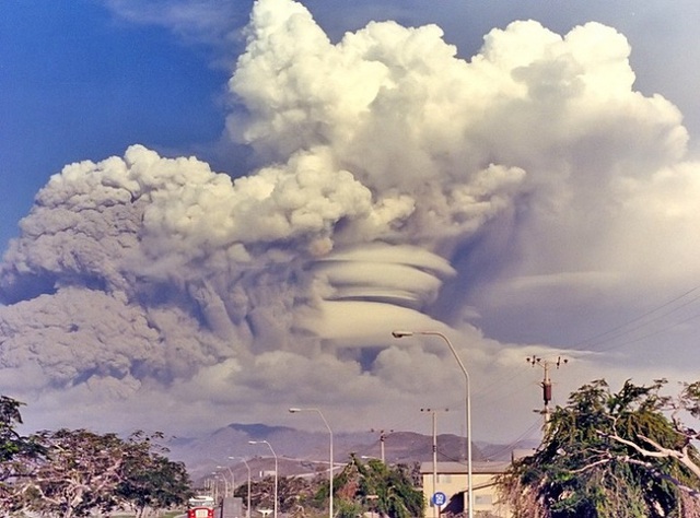 
Ngày 15/6/1991, núi lửa Pinatubo trên đảo Luzon của Philippines thức giấc sau 500 năm ngủ yên. Đây là vụ nổ núi lửa lớn thứ 2 trên đất liền trong thế kỷ 20, nhưng lại là vụ nổ lớn nhất tác động tới cộng đồng dân cư, trong đó có cả một căn cứ không quân của Mỹ. Mặc dù đã được cảnh báo thế nhưng 847 người vẫn thiệt mạng trong vụ núi lửa phun trào này.
