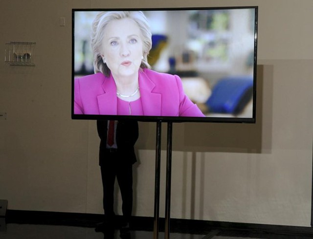 Một mật vụ đứng sau chiếc ti vi chiếu hình ảnh của ứng viên Hillary Clinton tại bang New Hampshire ngày 6/2/2016.