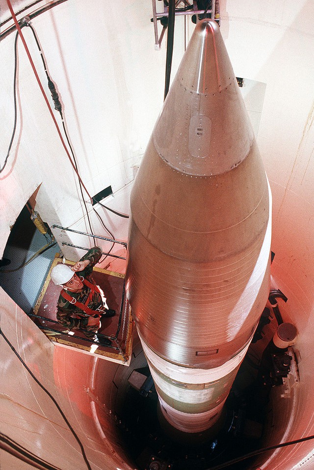 
Tên lửa Minuteman-III trong giếng phóng.
