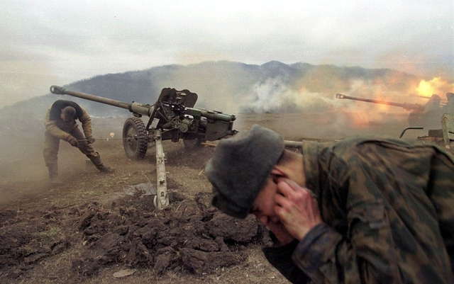 
Pháo binh Nga tác chiến tại Bắc Caucasus năm 2000. Ảnh: AP
