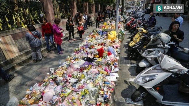 
Dân Đài Bắc mang hoa và gấu bông tới tưởng niệm tại nơi bé Liu bị sát hại.
