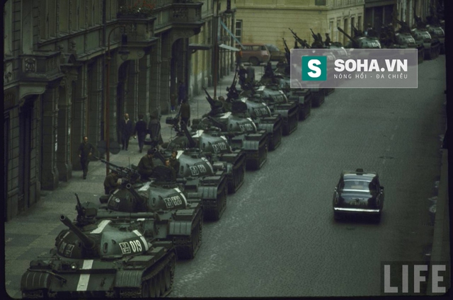 
Bộ đội xe tăng Liên Xô và quân đồng minh tràn ngập Tiệp Khắc chỉ trong ít giờ đồng hồ. Ảnh: Life.
