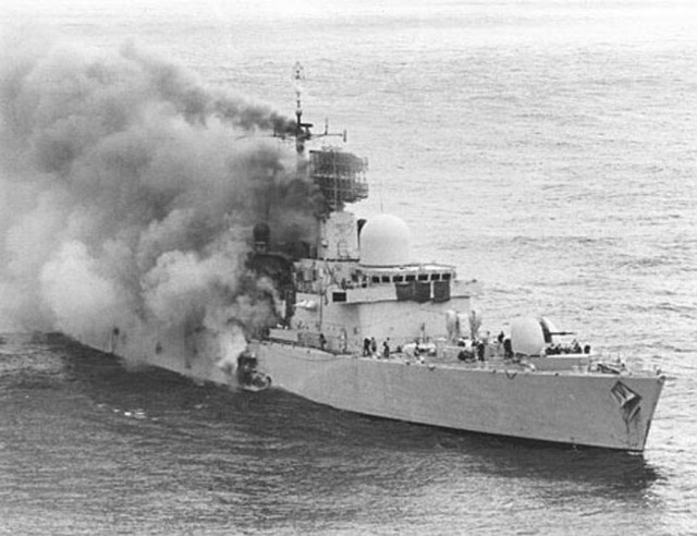 
Chiến hạm HMS Sheffield của Anh bị tên lửa chống hạm Exocet từ máy bay Argentina bắn chìm vào tháng 4.1982 - Ảnh: tư liệu Imperial War Museum, London
