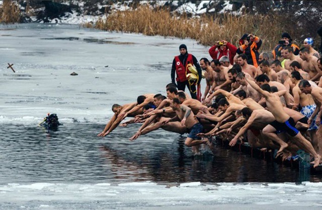 Những người đàn ông lao xuống hồ nước lạnh giá giữa mùa đông để tìm cây thánh giá bằng gỗ trong ngày Lễ Hiển linh tại Sofia, Bulgary.