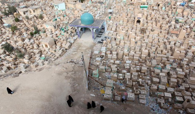 Mọi người thăm nghĩa trang “Thung lũng Hòa bình” ở ngoại ô thành phố Baghdad, Iraq.