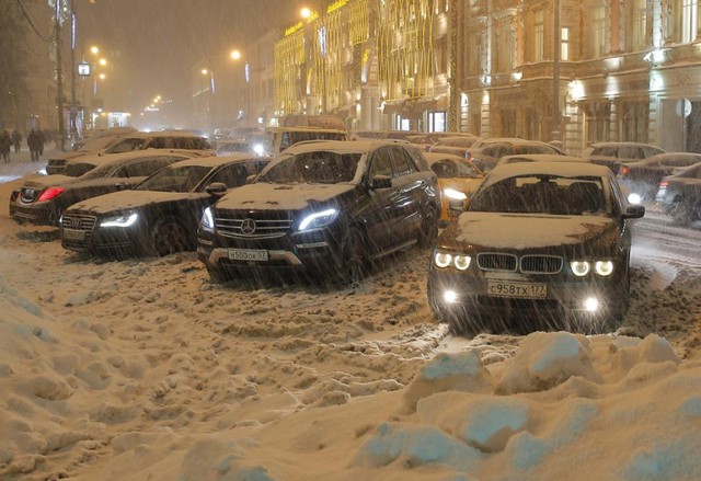 Những chiếc ô tô đỗ dưới mưa tuyết tại thành phố Moscow, Nga.
