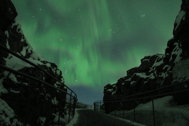 Cảnh tượng bắc cực quang tuyệt đẹp trong vườn quốc gia ở Thingvellir, Iceland.