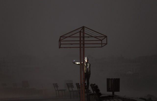 Một thanh niên Palestine chụp ảnh “tự sướng” tại cảng Gaza trong thời tiết mưa bão.